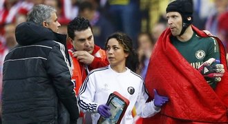 Evička utěšitelka! Zraněného Čecha léčí v Chelsea půvabná brunetka