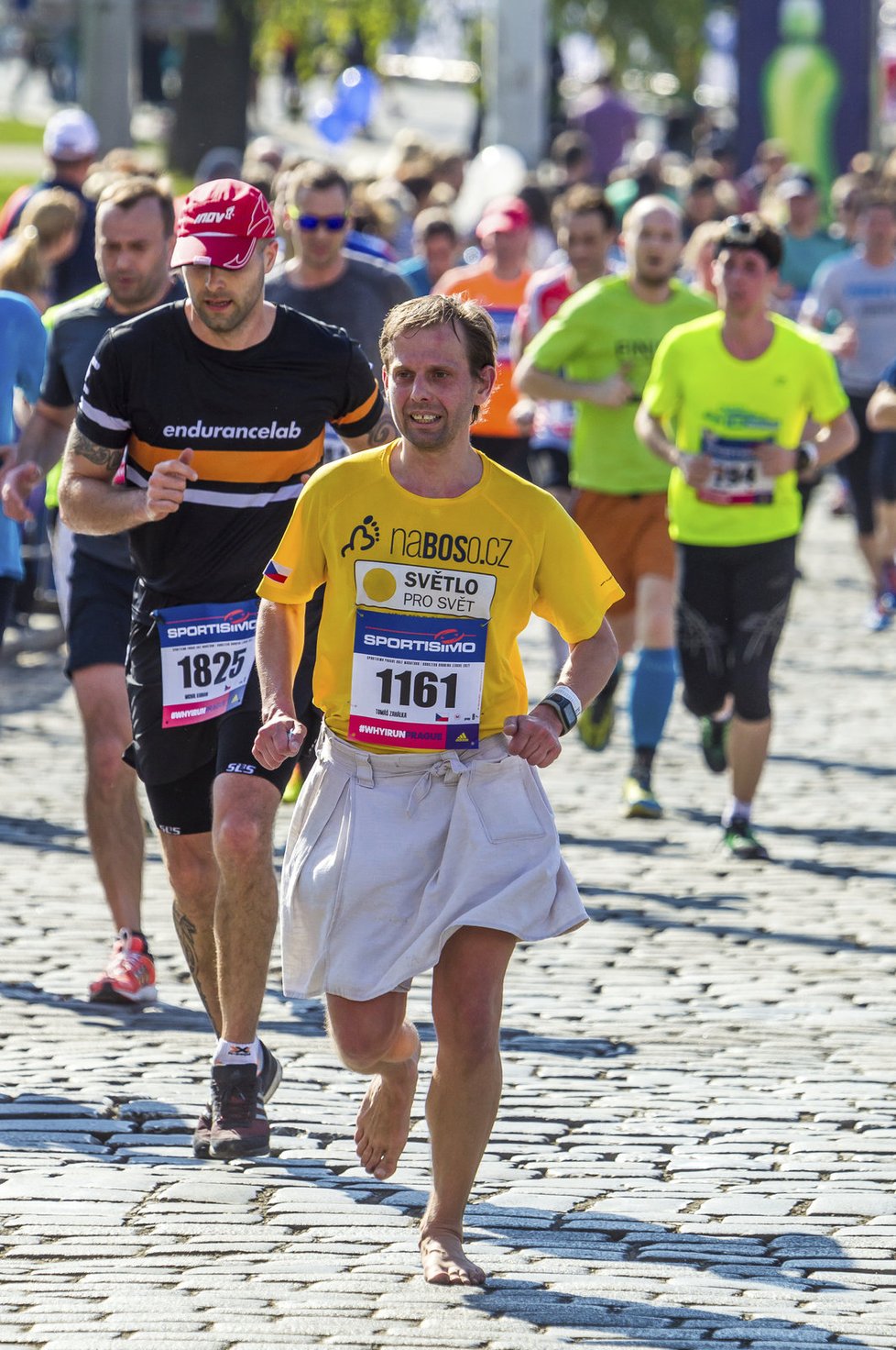 Někteří běžci nepotřebovali ani sportovní obuv, i na dlažební kostky vyrazili naboso.