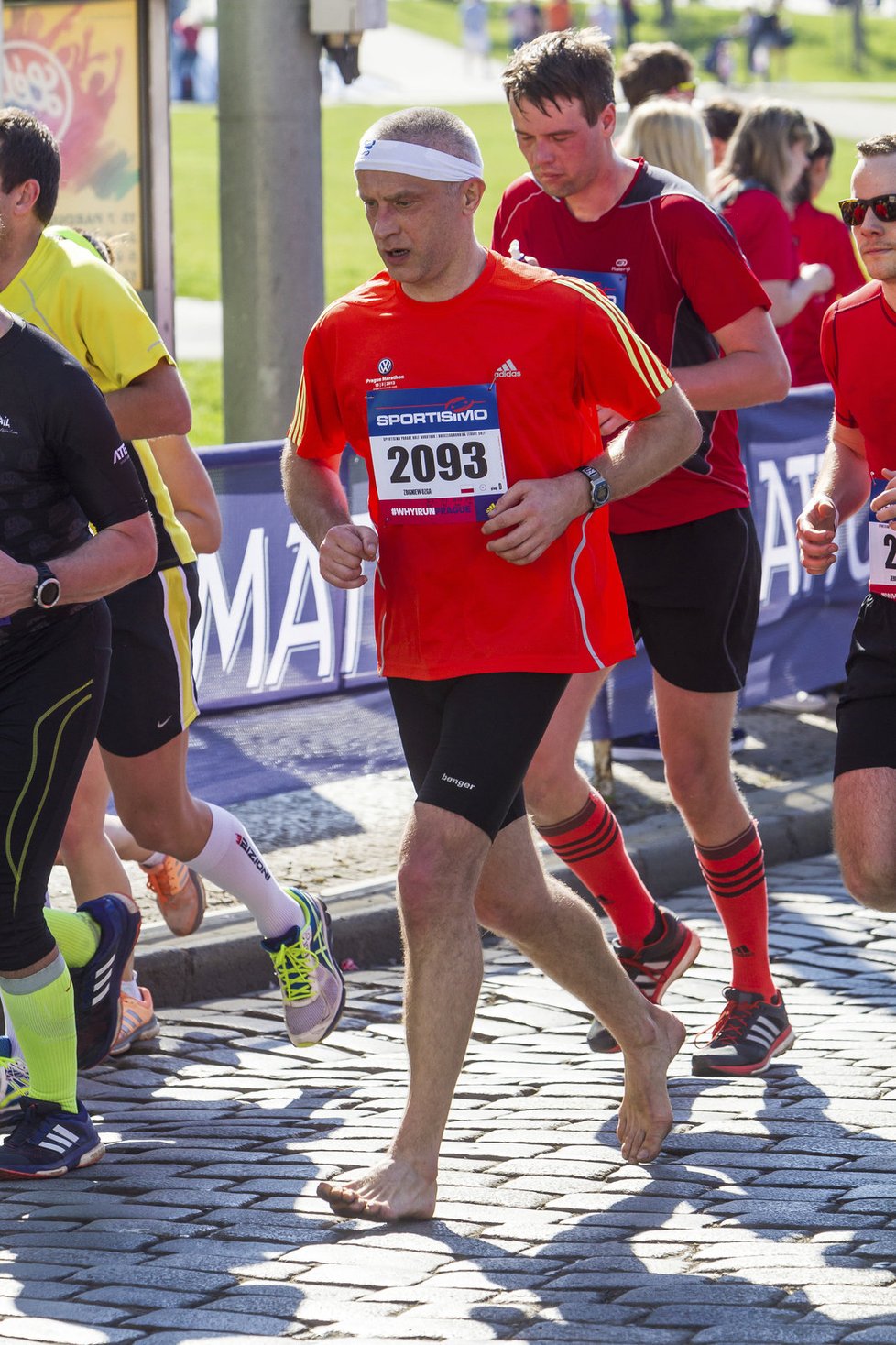 Někteří běžci nepotřebovali ani sportovní obuv, i na dlažební kostky vyrazili naboso.