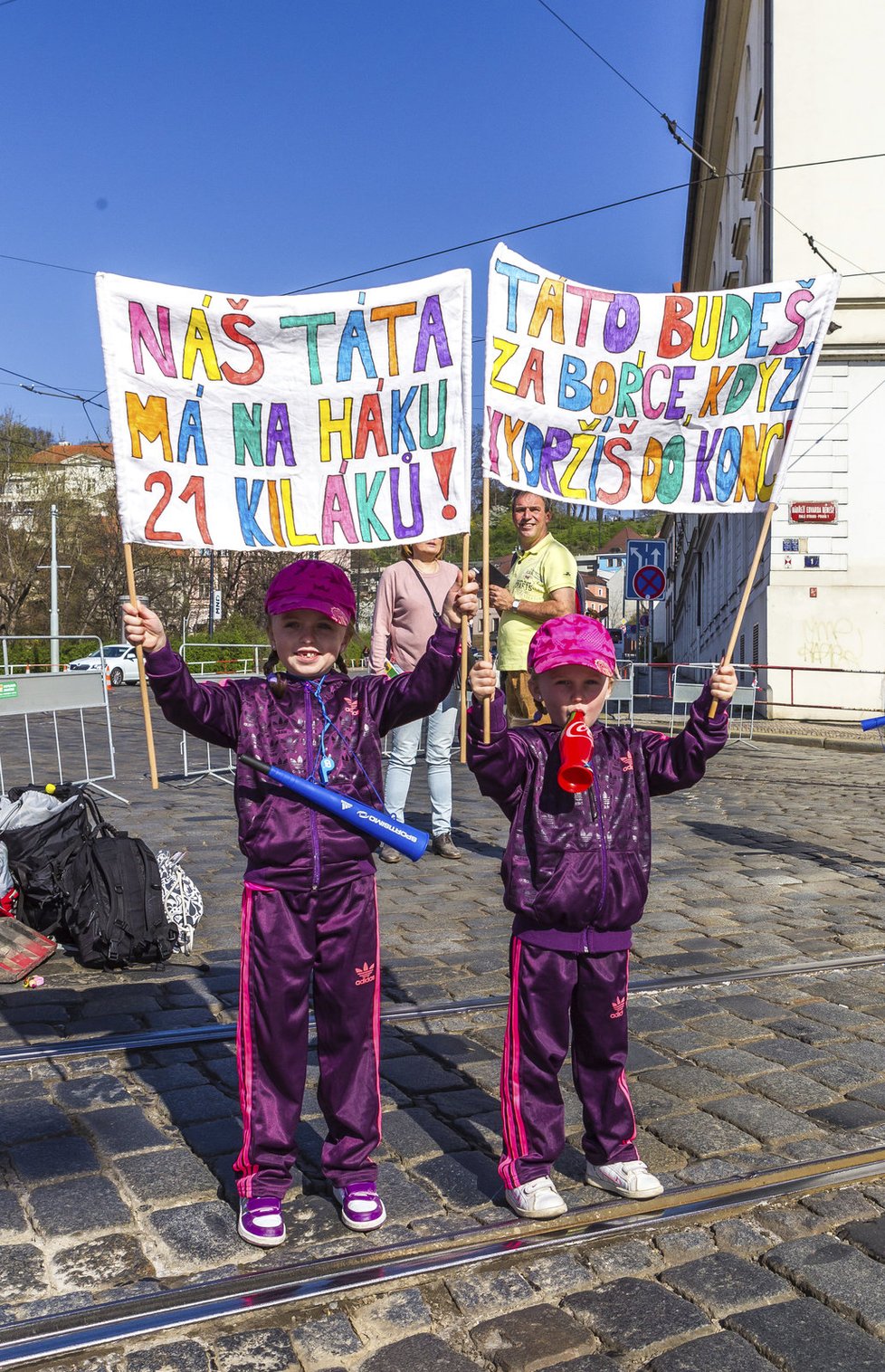 Mezi fanoušky nechyběli ani děti účastníků, s řádně motivujícími transparenty mávaly maminkám i tátům na trati.