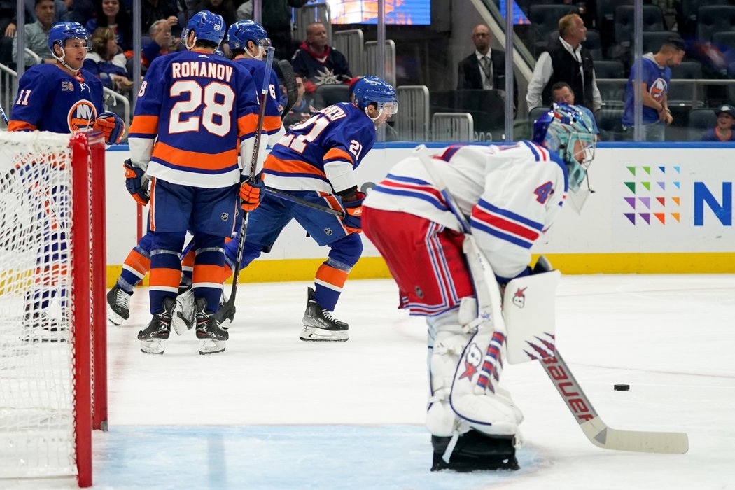 Islanders slaví gól v derby proti Rangers