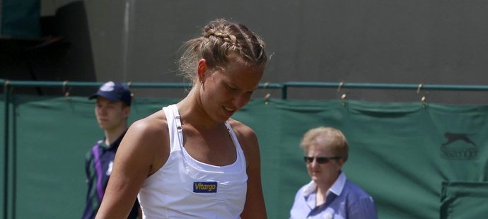 Barbora Strýcováve Wimbledonu skončila ve druhém kole, vypadla s Italkou Francescou Schiavoneovou