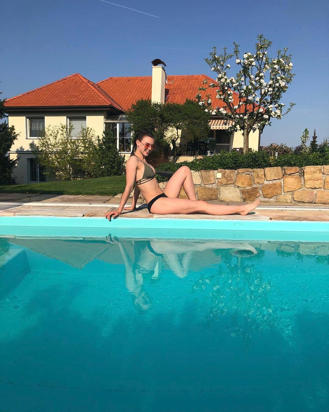 Krasobruslařka Anna Dušková u bazénu.