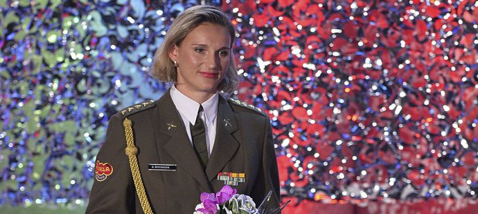 Oštěpařka Barbora Špotáková si přišla pro ocenění v uniformě
