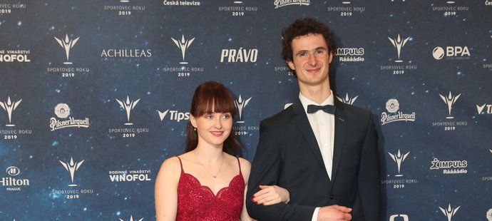 Lezec Adam Ondra s přítelkyní Ivou Vejmolovou na vyhlášení Sportovce roku 2019