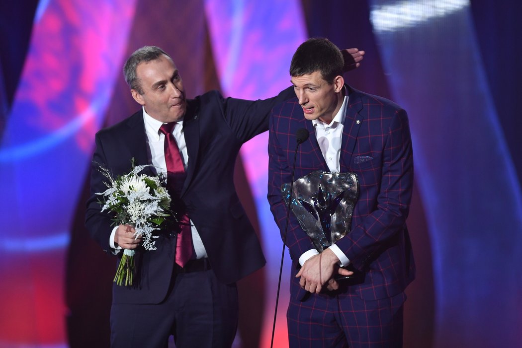 Kouč českých basketbalistů na Sportovci roku 2019 vtipkuje s jedním ze svých svěřenců Pavlem Pumprlou