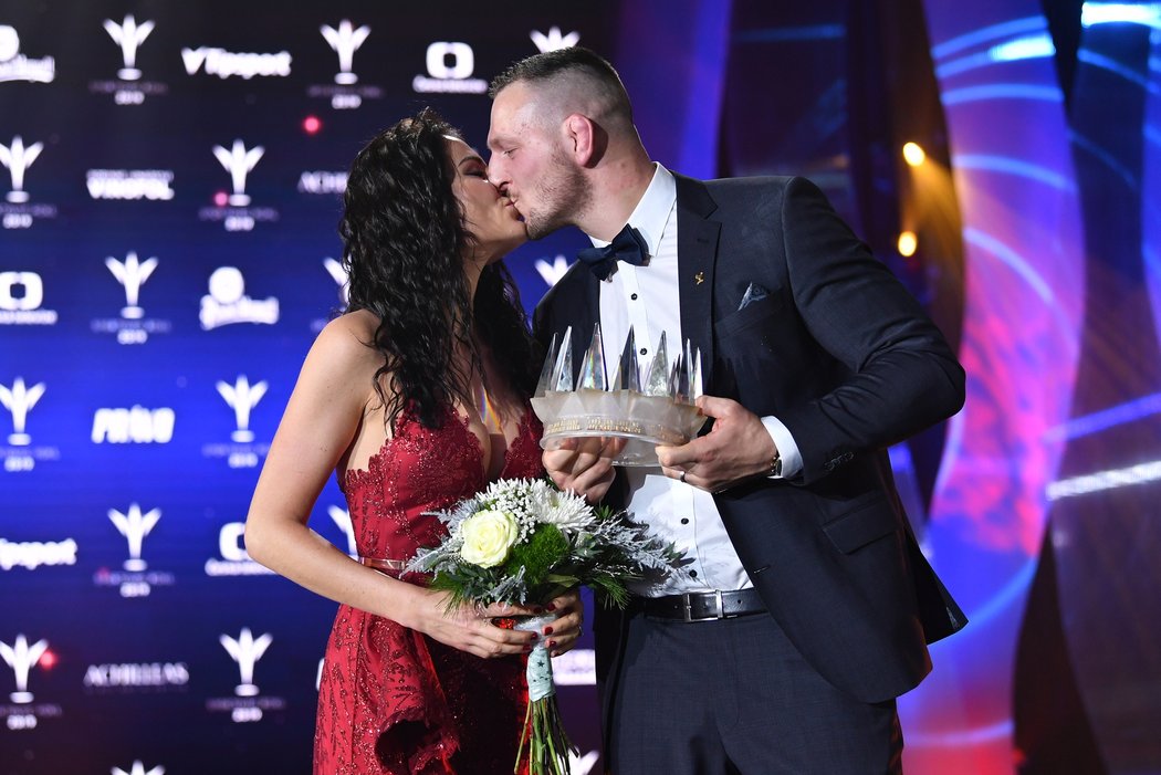 Pusa pro Sportovce roku! Eva Krpálková líbá svého muže s korunkou pro vítěze ankety...
