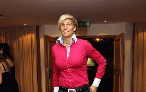 Barbora Špotáková přišla na vyhlášení v růžovém a obtažených džínách, rostoucí bříško nebylo téměř vidět.