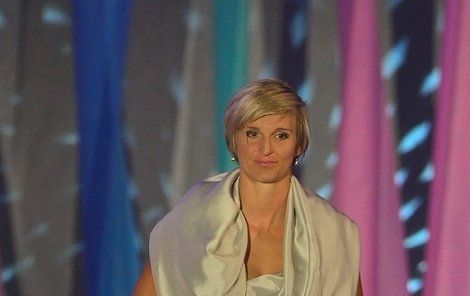 Barbora Špotáková (atlet ika) „Všechno špatně! Přestože je útlá, stříbrné šaty jí přidávají. V módě evidentně tápe, chtělo by to poradu s odborníky.“