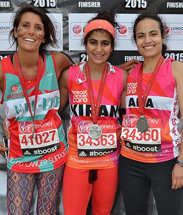 Kiran Gandhi běžela maraton v době menstruace, bez tamponu.