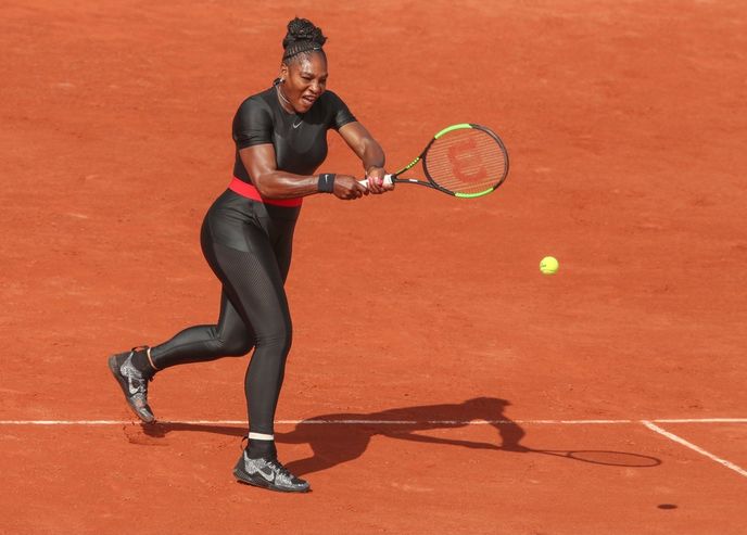 Serena Williams ve svém catsuit úbor, který přepsal pravidla ženského tenisového odívání.