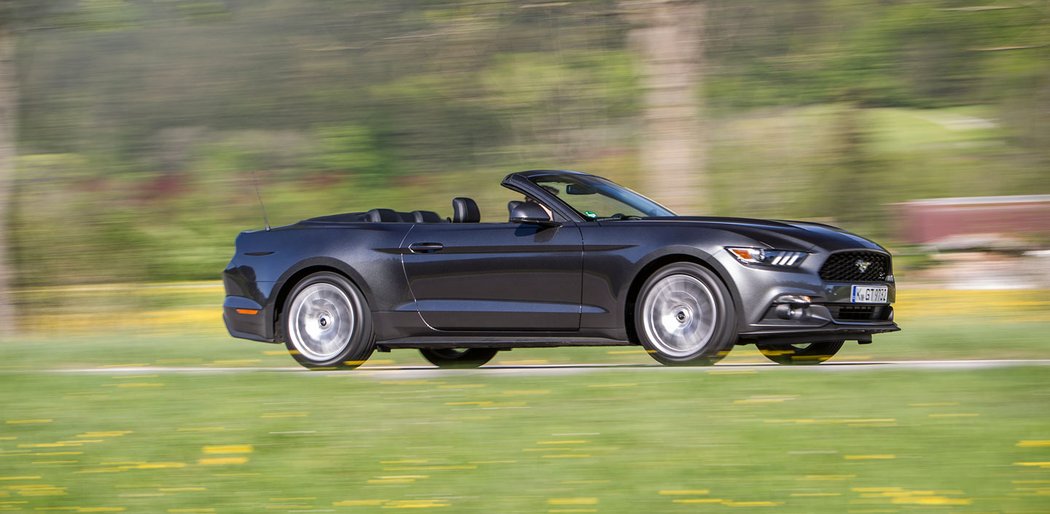 Ford Mustang Cabrio a Mazda MX-5