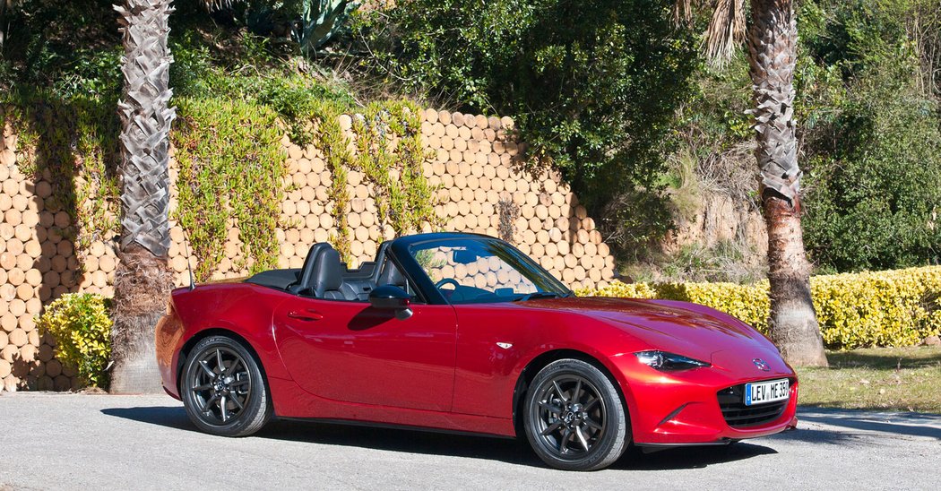 Ford Mustang Cabrio a Mazda MX-5