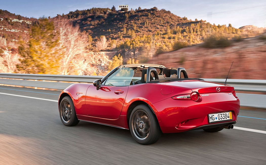 Ford Mustang Cabrio a Mazda MX-5