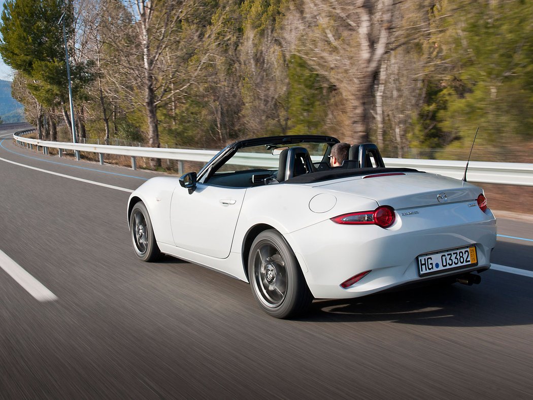 Ford Mustang Cabrio a Mazda MX-5