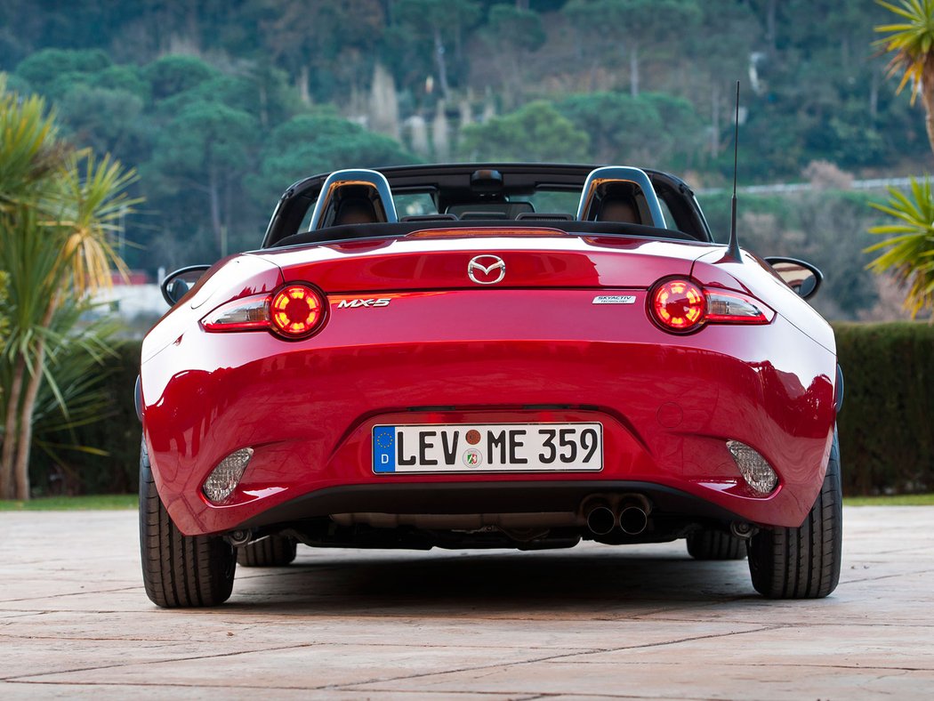 Ford Mustang Cabrio a Mazda MX-5