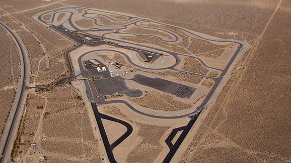 Zapomeňte na Nürburgring, největší závodní okruh vzniká v Las Vegas