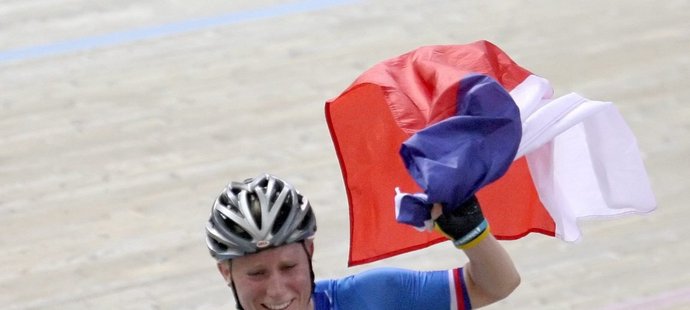 Jarmila Machačová se stala poprvé v kariéře mistryní světa v dráhové cyklistice. Sedmadvacetiletá česká reprezentantka dnes vyhrála v Minsku bodovací závod, který je její parádní disciplínou.