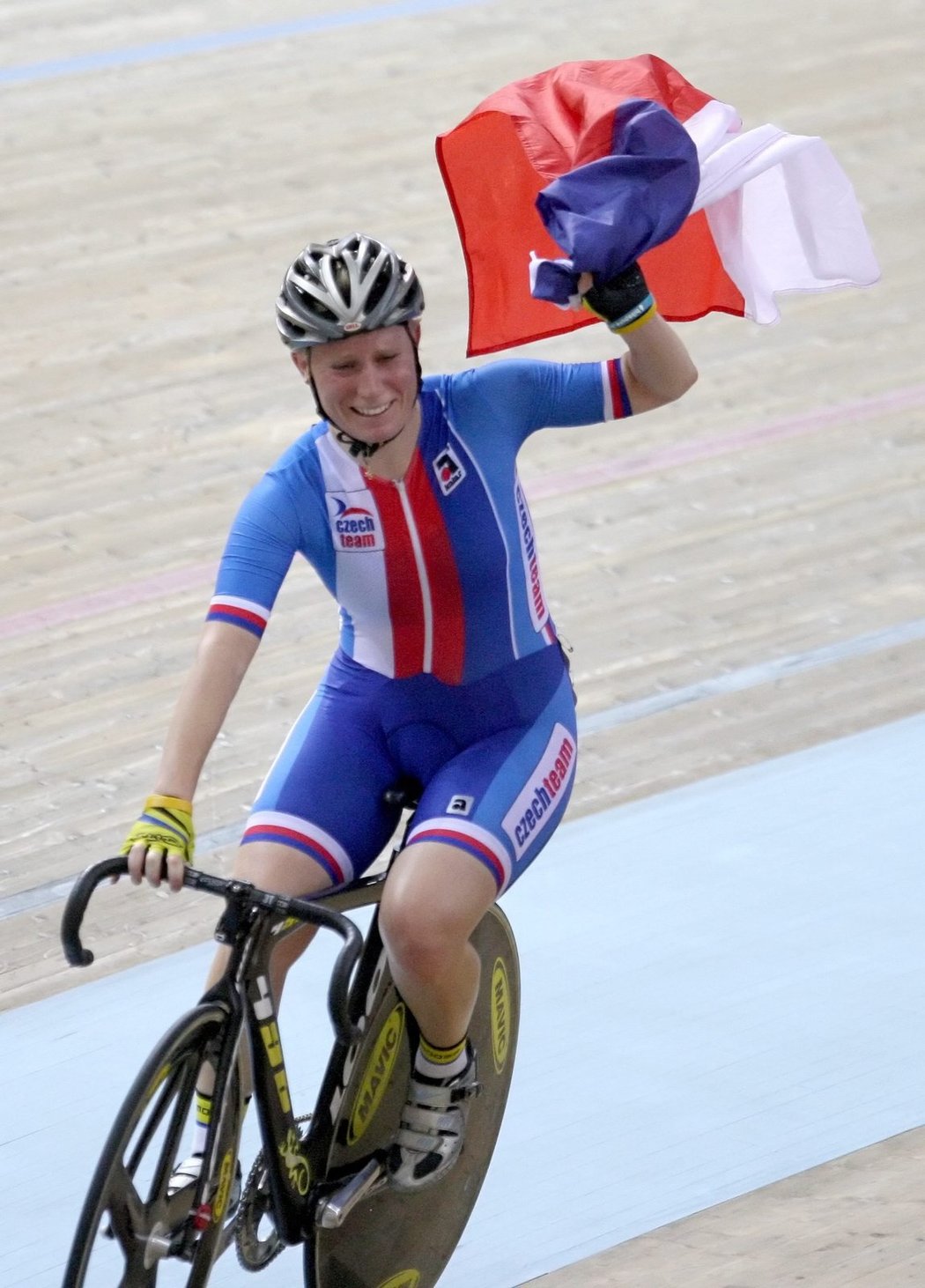 Jarmila Machačová se stala poprvé v kariéře mistryní světa v dráhové cyklistice. Sedmadvacetiletá česká reprezentantka dnes vyhrála v Minsku bodovací závod, který je její parádní disciplínou.