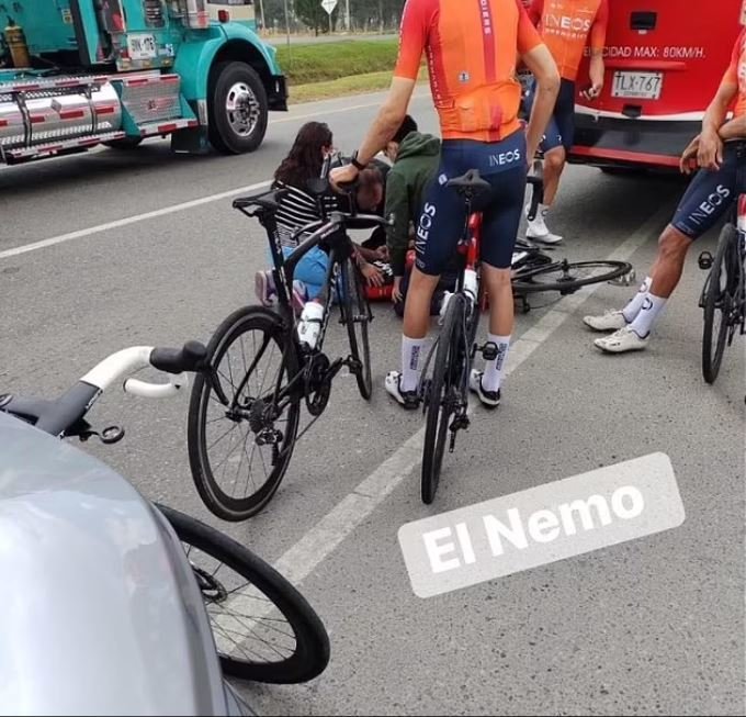 Kolumbijský cyklista Egan Bernal měl těžkou nehodu