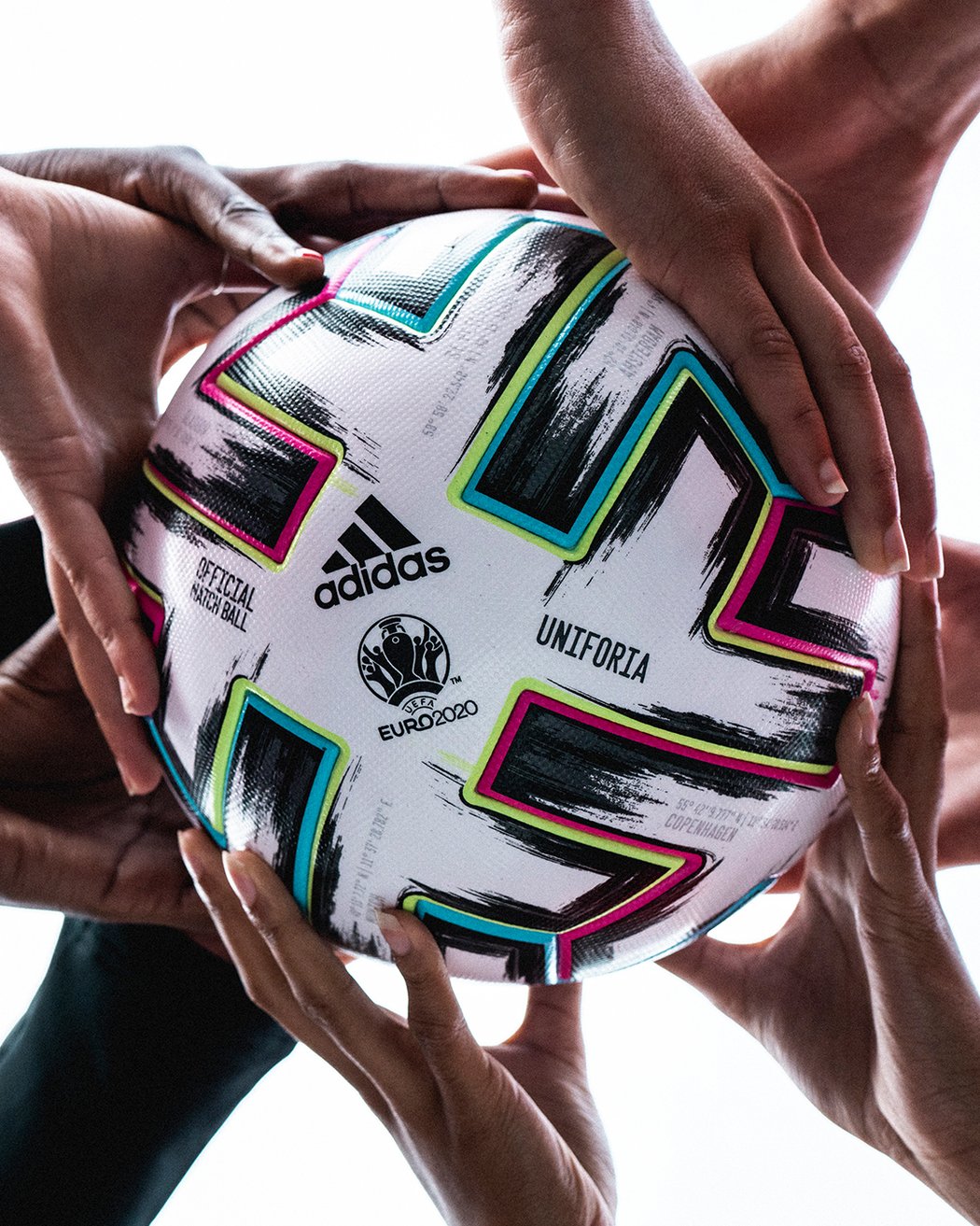 Nový míč firmy adidas pro EURO 2020 s názvem Uniforia