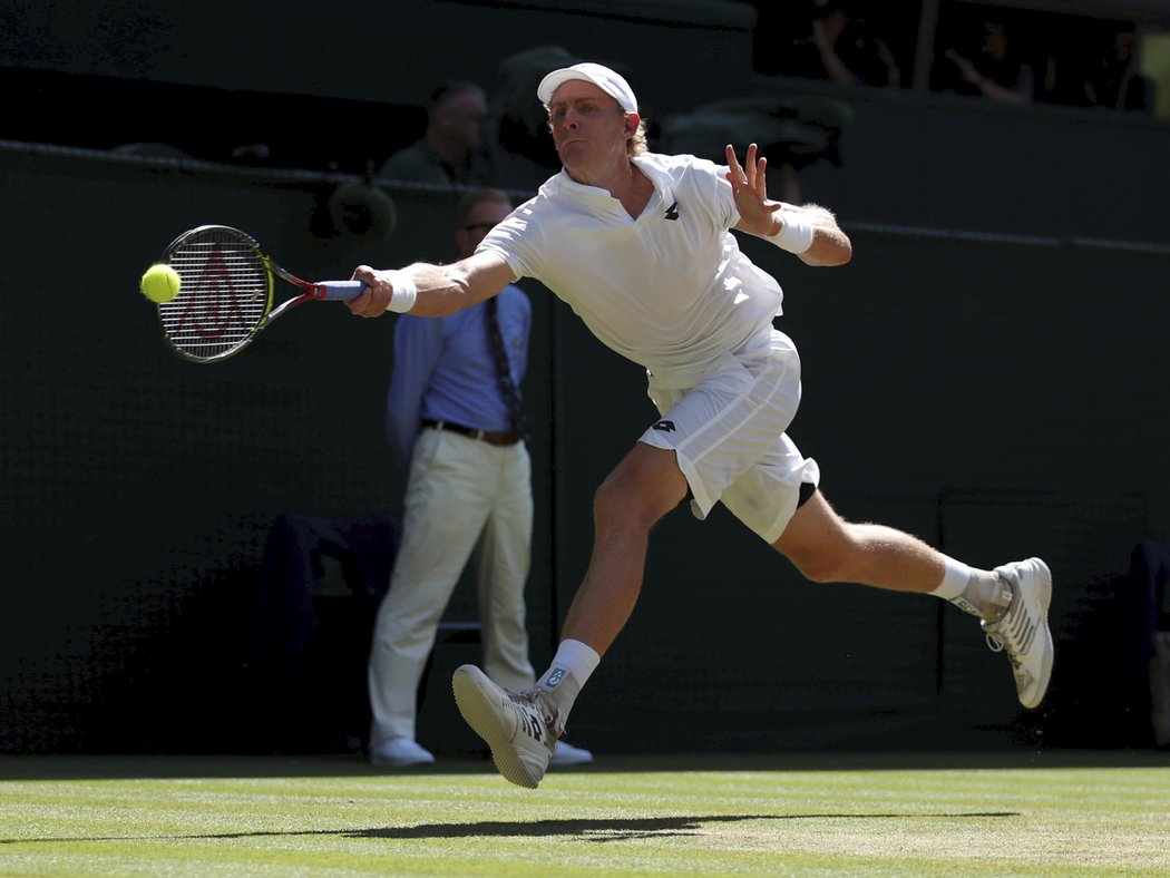 Kevin Anderson v akci ve finále Wimbledonu
