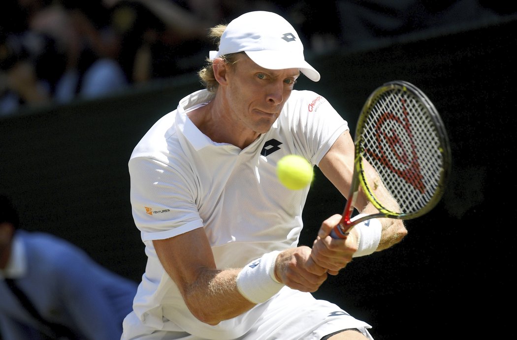 Kevin Anderson se snaží zahrát dobrý úder