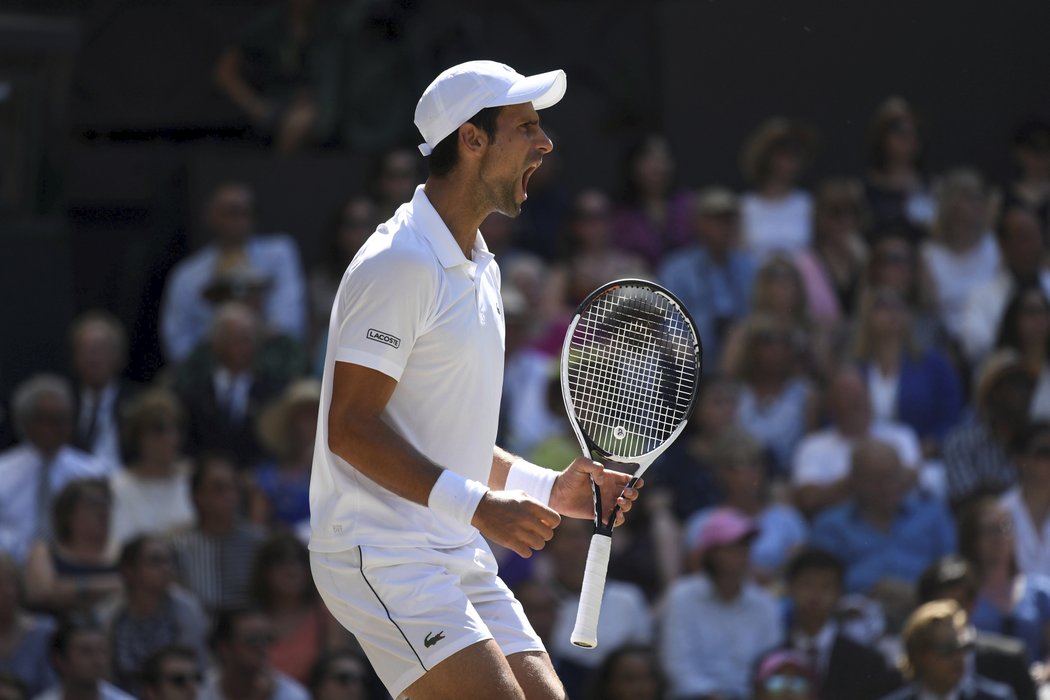 Radující se Novak Djokovič ve finále Wimbledonu