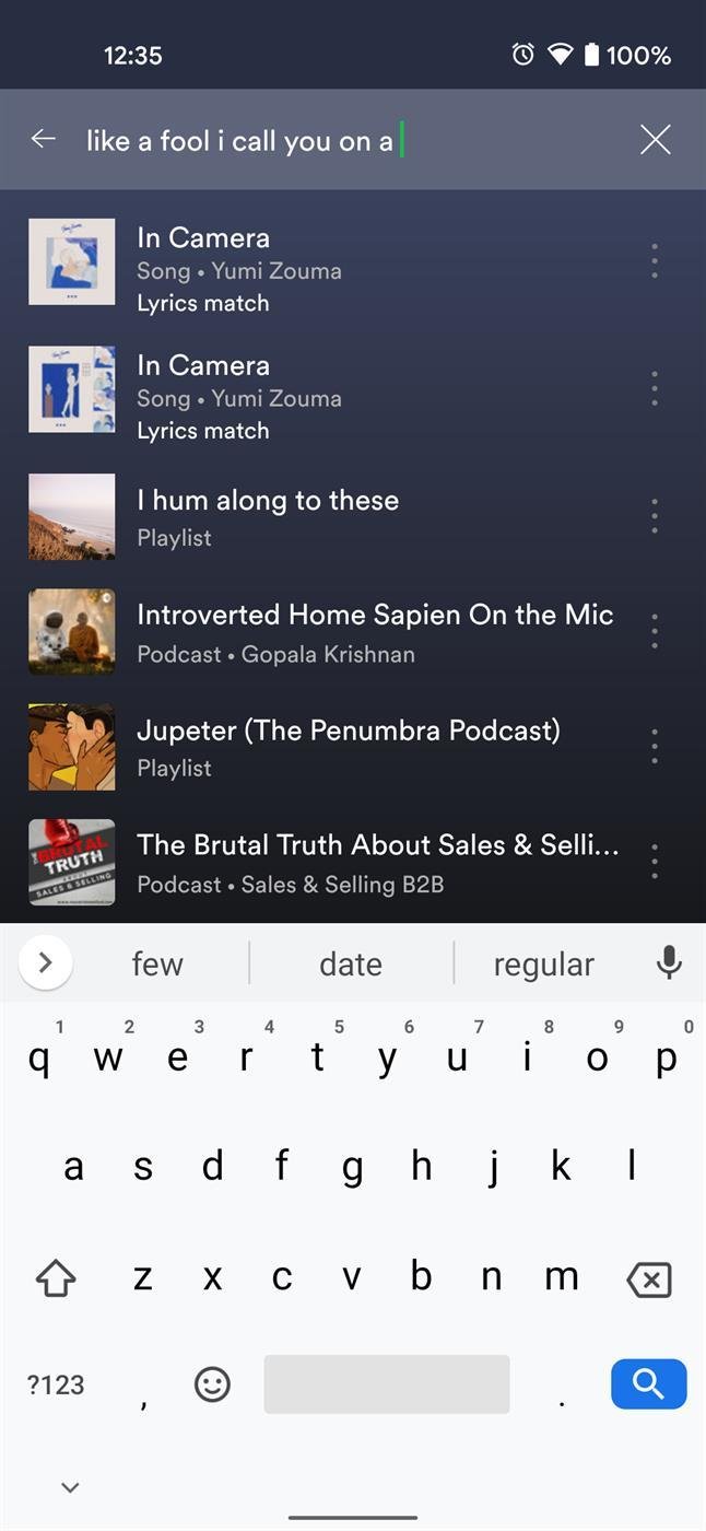 Populární programy pro rozpoznávání písniček, jako jsou Shazam, SoundHound či Asistent Google, umí poznat právě hrající skladbu. Proti tomu Spotify využijete v okamžiku, kdy si vybavujete jen úryvek textu, který stačí zadat do vyhledávání.