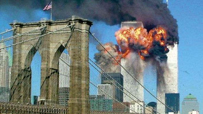 Spoušť. Druhé z dvojčat,věží newyorského Světovéhoobchodního centra, se ocitáv plamenech poté, co do nějteroristé z Al-Káidy 11. září2001 narazili unesenýmdopravním letadlem. Vzápětízačal hon na bin Ládina