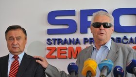 Senátor Dryml dostal z SPOZ Zemanovců padáka! Vpravo čestný předseda strany, prezident Miloš Zeman