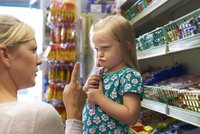 Nevychované dítě shazovalo hračky z regálu: Ženě, která ho napomenula, vyhrožovala matka pobodáním