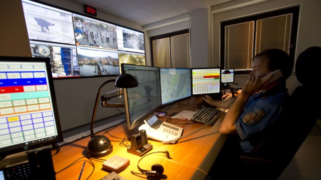 Pražská městská policie představila 1. listopadu zrekonstruované centrální operační středisko. Na snímku policisté sledují na obrazovkách dění v centru hlavního města.