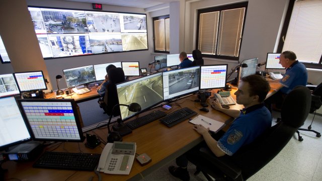 Pražská městská policie představila 1. listopadu zrekonstruované centrální operační středisko. Na snímku policisté sledují na obrazovkách dění v centru hlavního města.