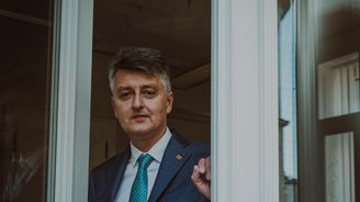 Bývalý šéf Správy železnic Svoboda čelí obvinění. Podle policie manipuloval se zakázkami Bývalý šéf Správy železnic Svoboda čelí obvinění. Podle policie manipuloval se zakázkami