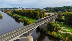 Správa železnic vyhlásila tendr na zdvoukolejnění Branického mostu za 2,25 mld. Kč, které umožní odklon vlaků při rekonstrukci mostů pod Vyšehradem. Na vizualizaci je budoucí podoba mostu.