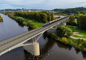 Správa železnic vyhlásila tendr na zdvoukolejnění Branického mostu za 2,25 mld. Kč, které umožní odklon vlaků při rekonstrukci mostů pod Vyšehradem. Na vizualizaci je budoucí podoba mostu.