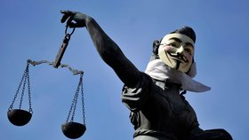 Ani demonstrace v Německu se neobešly bez připomenutí hnutí Anonymous
