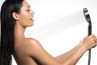 Chyby při sprchování: Čím si škodíte a ani o tom nevíte