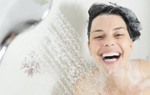 Sprchovací návyky, které vysušují pokožku: Vyměňte mýdlo za gel a kupte si peeling