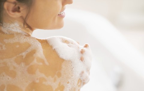 Test sprchových gelů pro citlivou pokožku: Který zachrání sluncem vysušenou kůži?