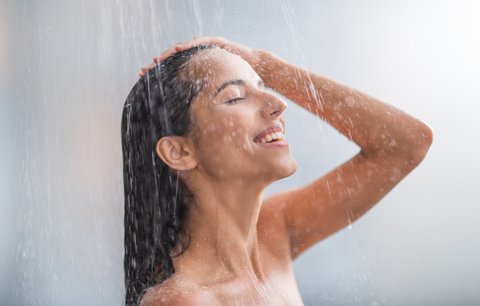 Proč si dopřávat denně studenou sprchu? Budete zdravější a hubenější!