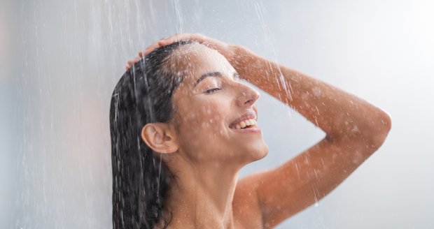Proč si dopřávat denně studenou sprchu? Budete zdravější a hubenější!