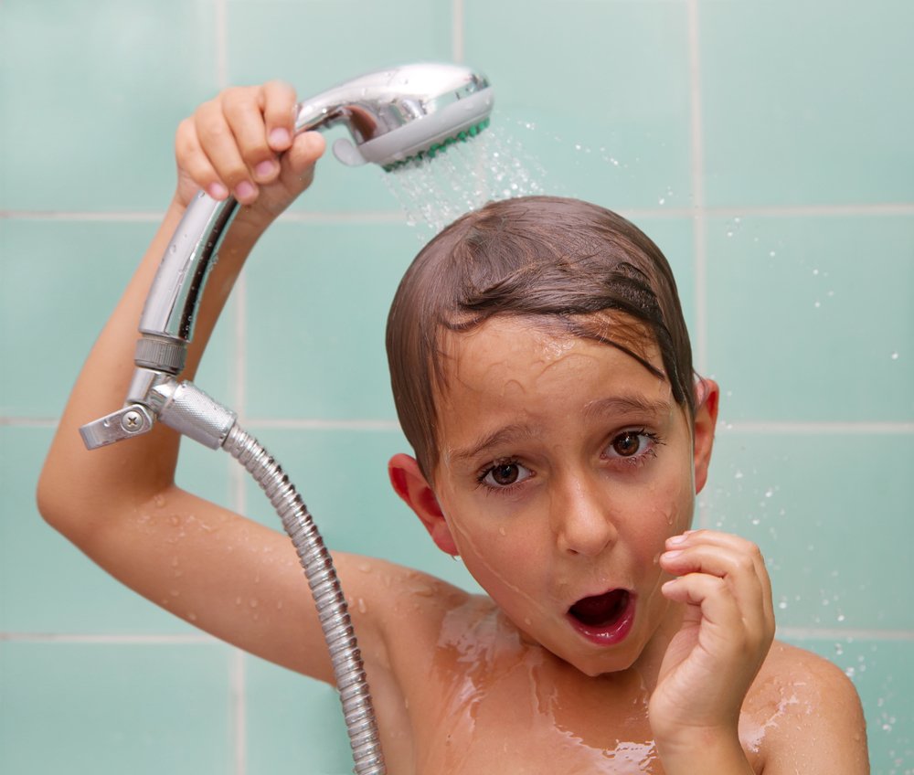 Zakončit sprchování proudem studené vody prospěje dětem i dospělým