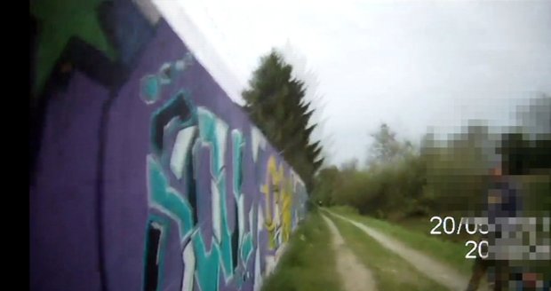 Opravdu velký prostor si vybral pro své dílo muž (33) z Brna. Graffiti vytvořil na ploše přibližně 20 m2. Jak strážníci později zjistili, měl k tomu od majitele zdi povolení.