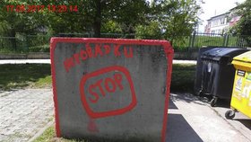 Penzistu (63) rozčilovaly odpadky u parkoviště, pomaloval panely červenými nápisy