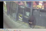 Mladý muž posprejoval v centru Brna stánek přímo pod kamerou. Vyzdobil i další objekty, hrozí mu trestní stíhání.