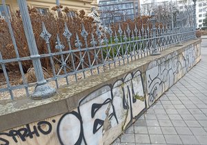 I kvůli útokům sprejerů čeká fasádu rektorátu Masarykovy univerzity rozsáhlá oprava  za čtyři a půl milionu korun.