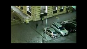 Opilý vandal se předváděl před kumpány na Benešově ulici v Brně. Chůzí po střechách aut si vykoledoval obvinění z poškozování cizí věci a výtržnictví.