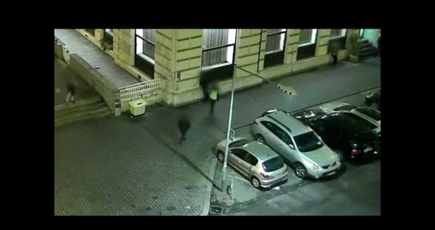 Opilý vandal se předváděl před kumpány na Benešově ulici v Brně. Chůzí po střechách aut si vykoledoval obvinění z poškozování cizí věci a výtržnictví.
